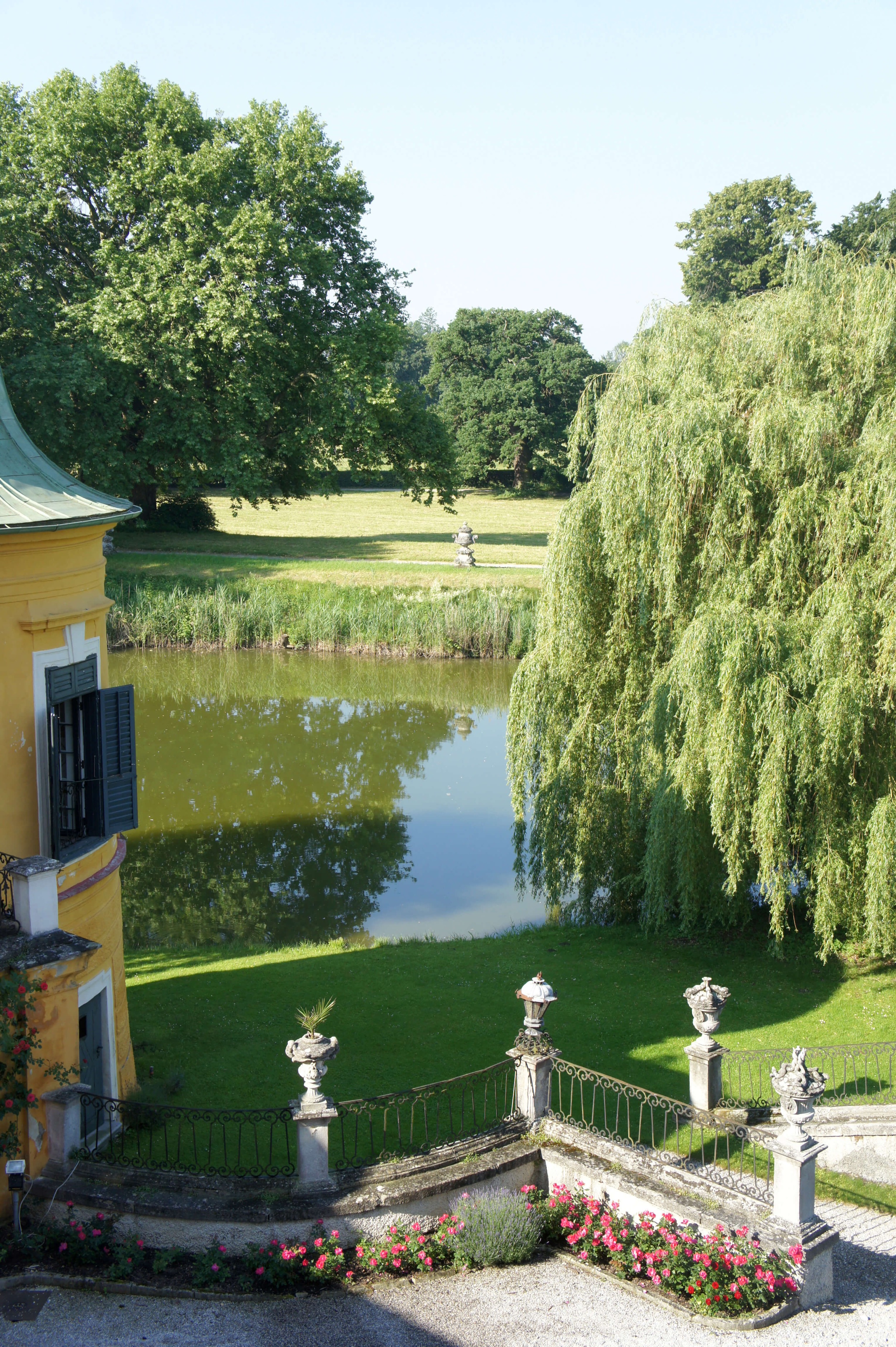 schloss-wasserburg-moat-park
