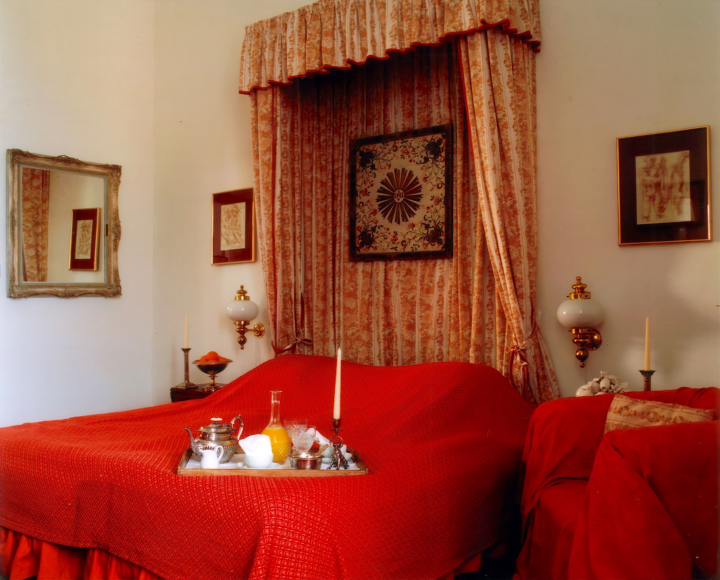 schloss wasserburg red bedroom