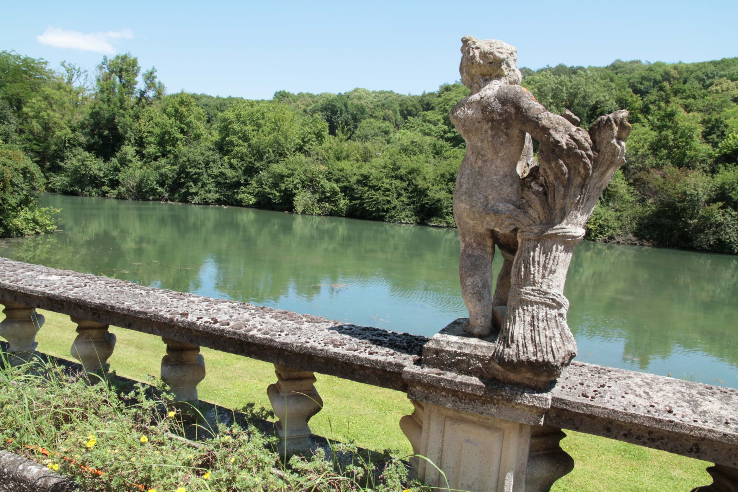 schloss wasserburg statue moat